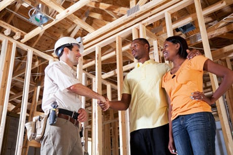 Pareja en la construcción de su casa