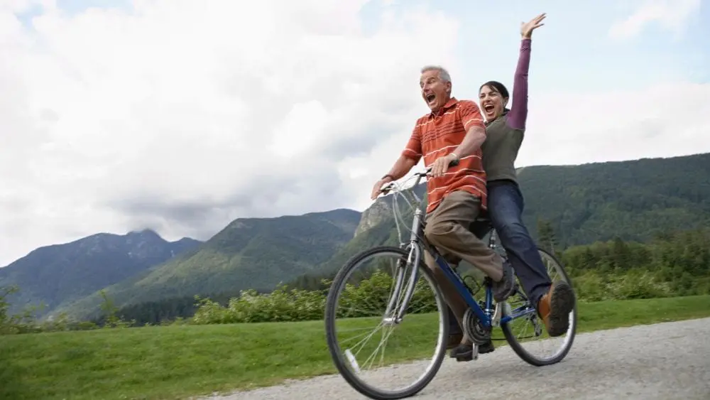 Pareja paseando en bicicleta