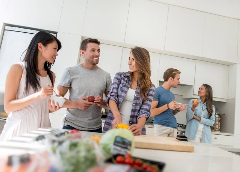 amigos-viviendo-juntos-cocinando-en-casa