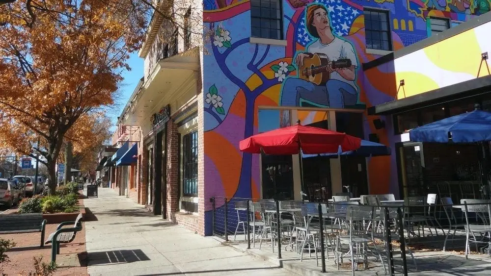 edificio con arte en Chapel Hill