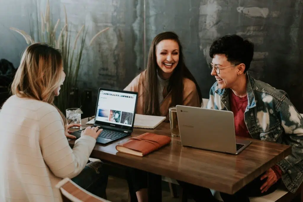 área de trabajo con gente feliz