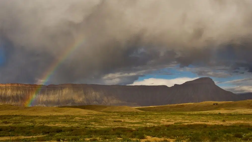 con arco iris y nubes