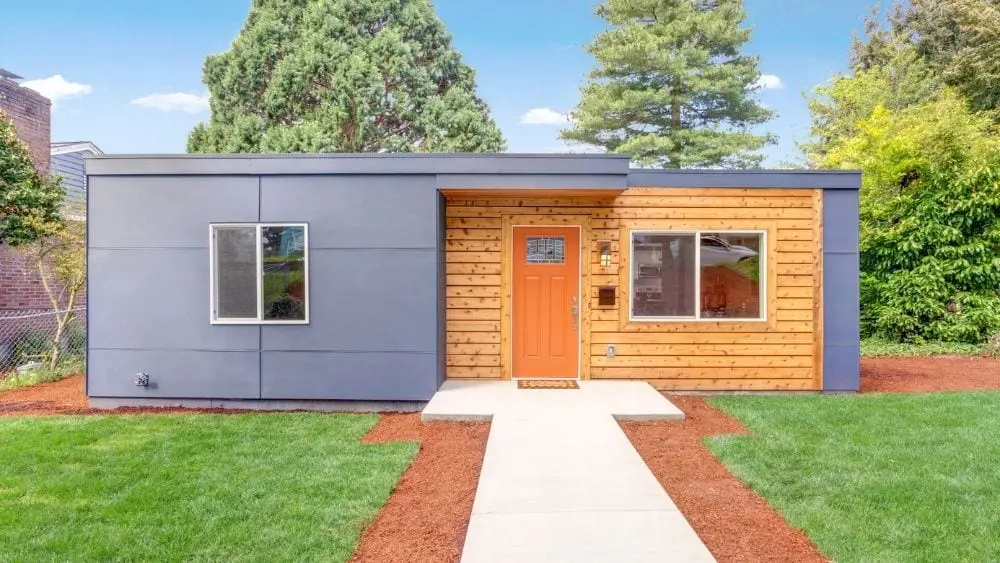 خانه مستطیلی مدرن با روکش چوبی و فلزی مخلوط.