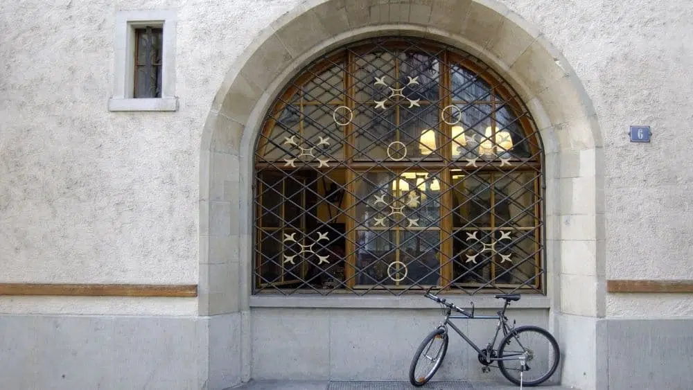 Una ventana arqueada en un muro de piedra