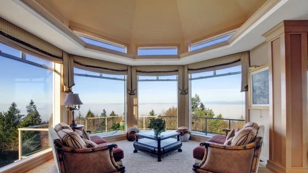 Una sala de estar con techo estilo catedral y grandes ventanales