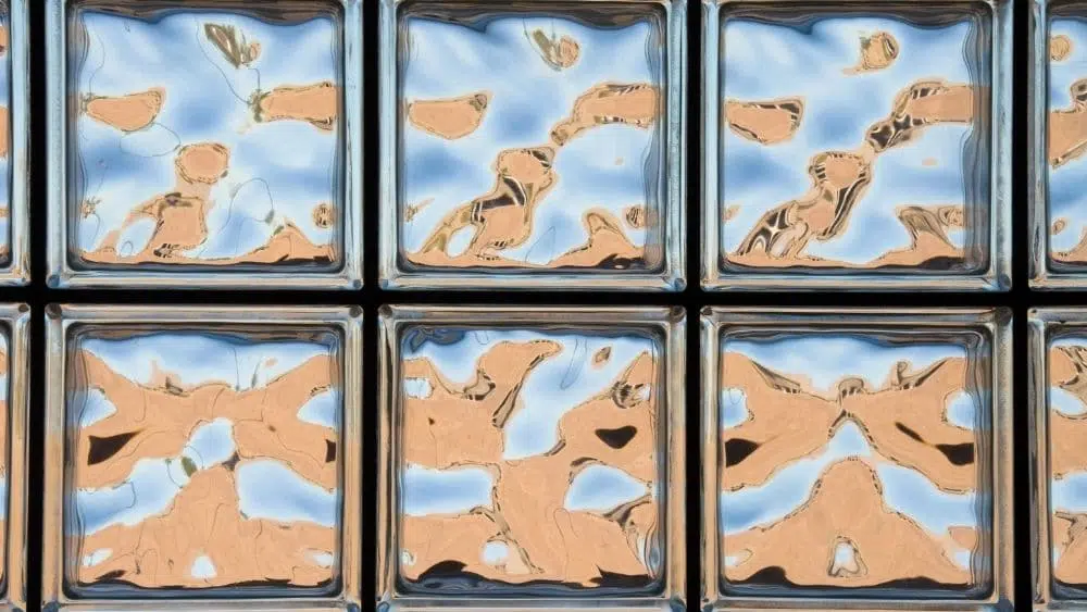 Una pared de bloques de vidrio