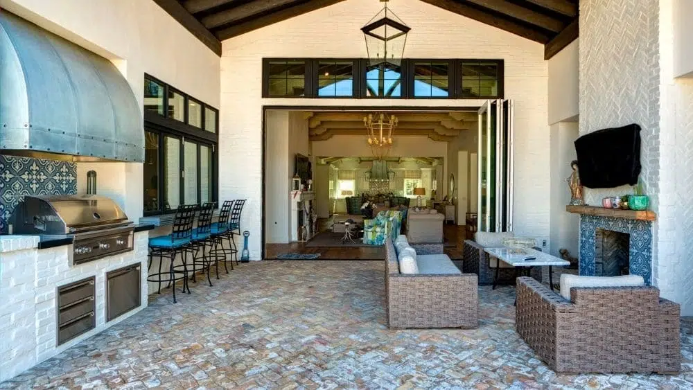 Área de entretenimiento al aire libre con una ventana para pasar sobre un bar