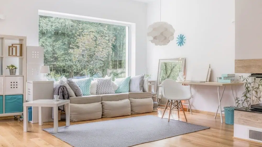 Sala de estar moderna con una ventana estacionaria