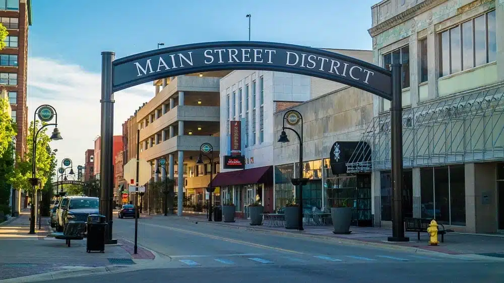 Cartel de bienvenida del distrito de Main Street en Rockford, IL