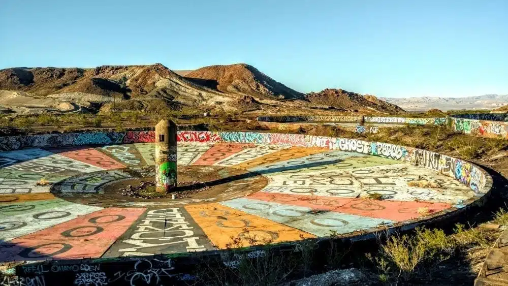 El arte del grafiti pretendía parecerse a una enorme rueda de ruleta, ambientada en el desierto con montañas al fondo.