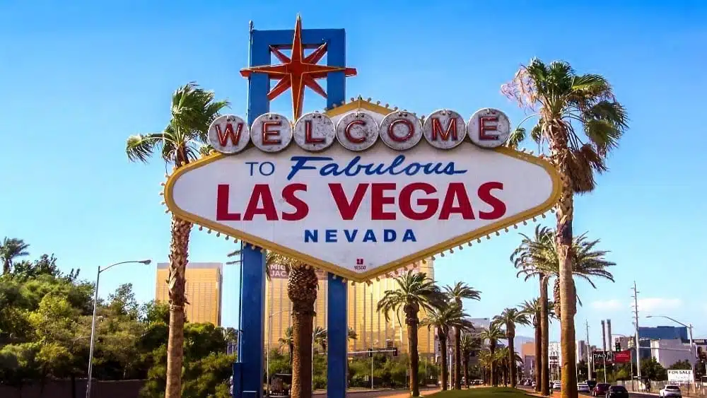 Vista diurna del letrero "Bienvenido a la Fabulosa Las Vegas Nevada".