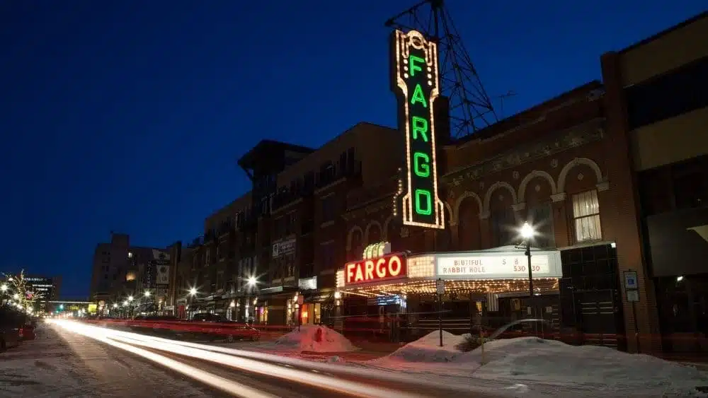 El Teatro Fargo en el centro de Fargo por la noche