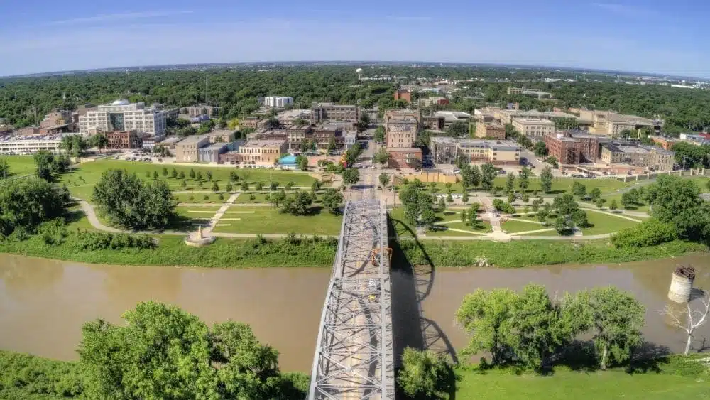 Vista aérea de un puente que conduce a Grand Forks