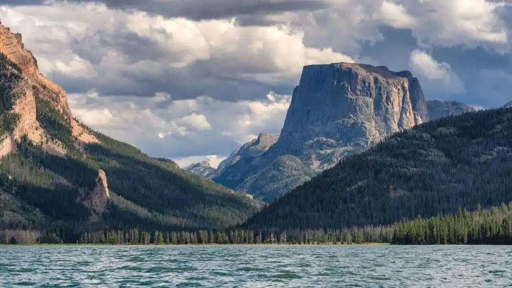 Green River Lake en Wyoming con vistas a las montañas en el fondo