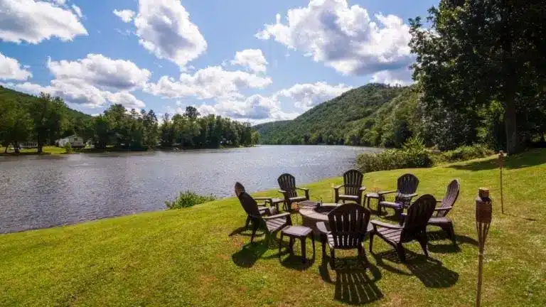 Sillas reunidas en la orilla del río Allegheny en un día soleado