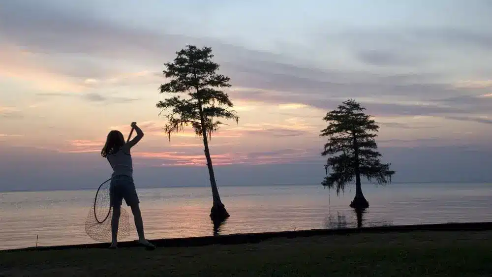 Chica con rejilla en Short Stay Navy Outdoor Recreation Area en Moncks Corner, SC.